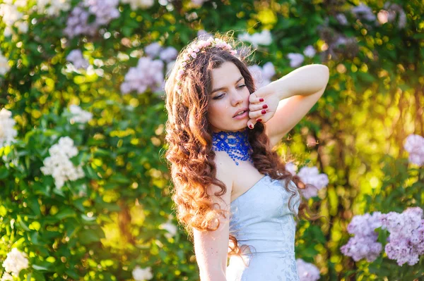 Giovane donna in un parco in primavera lilla — Foto Stock