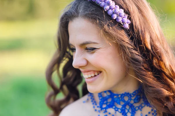 Bella giovane donna godere della natura — Foto Stock