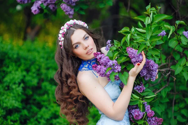 Mulher sorridente bonito ao ar livre no jardim da primavera, luz ensolarada portra — Fotografia de Stock