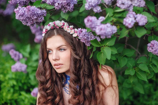 Jovem mulher romântica com belo sorriso no jardim de verão um — Fotografia de Stock