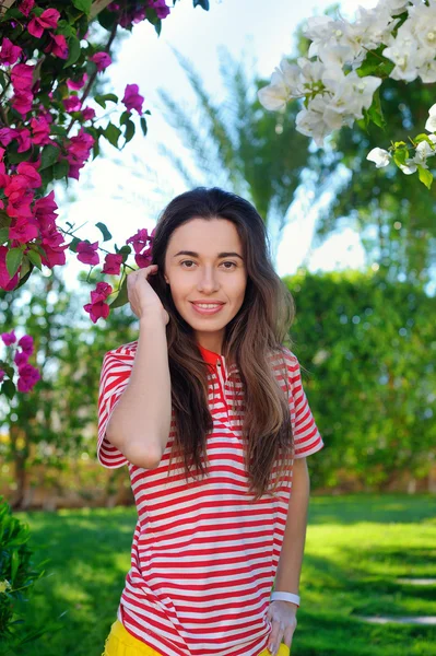 Porträt einer jungen Frau im Sommer vor einem Hintergrund von beaut — Stockfoto