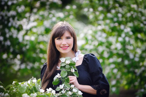 Giovane donna godere la freschezza delle giornate di primavera con — Foto Stock