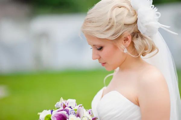 Retrato de uma bela noiva loira — Fotografia de Stock