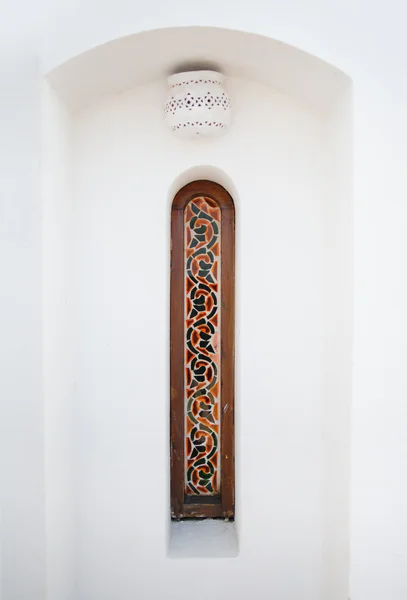 Arabische smal venster met gekleurd glas — Stockfoto