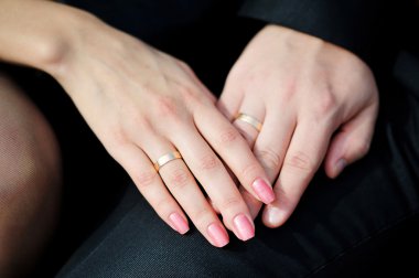 Evlilik yüzüklü eller