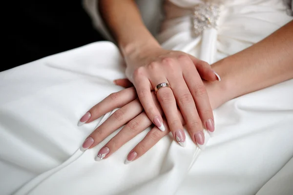 Χέρια μιας νύφης με ένα γαμήλιο δαχτυλίδι — Φωτογραφία Αρχείου