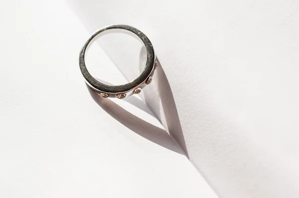 Ring falling shadow in the shape of heart — Stock Photo, Image