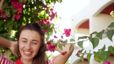 Güzel egzotik çiçekler ile yaz aylarında genç kadın