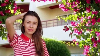 Güzel egzotik çiçekler ile yaz aylarında genç kadın