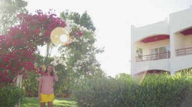 Güzel egzotik çiçekler ile yaz aylarında genç kadın