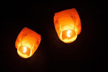 gece gökyüzünde iki gökyüzü fener