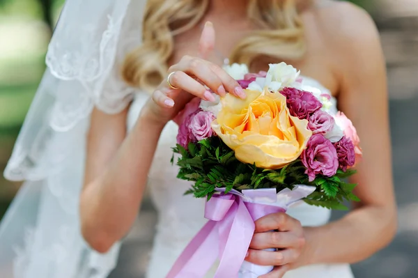 Wedding bouquet in hands of the bride — Stock Photo, Image