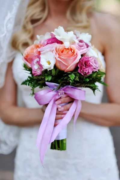 Bride holding wedding bouquet of beautiful — Stock Photo, Image