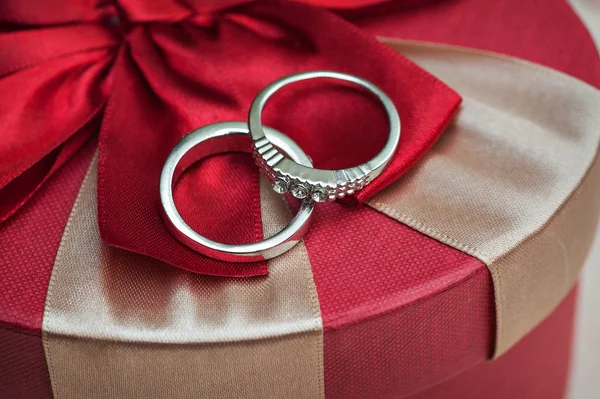 Anillos de boda en oro blanco — Foto de Stock