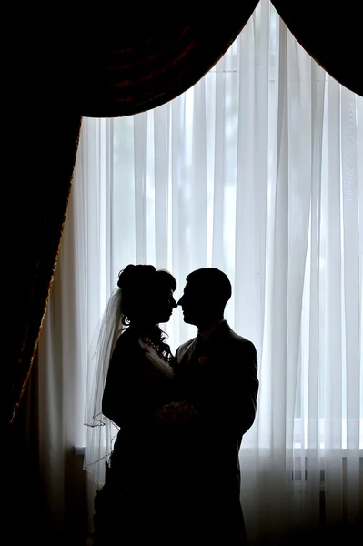 Silhouette de la mariée et le marié à un mariage — Photo