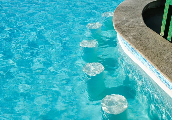 Assentos subaquáticos na piscina — Fotografia de Stock