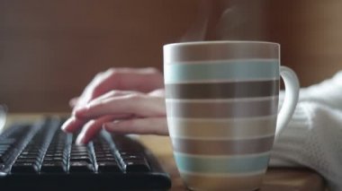 Çizgili bir fincan kahve tablo ve klavye