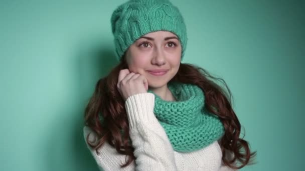 Vacker flicka i en turkos Stickad mössa — Stockvideo
