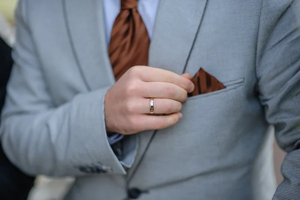 Las manos de la novia en un traje con una decoración marrón — Foto de Stock