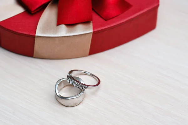 Dos hermosos anillos de boda sobre la mesa —  Fotos de Stock