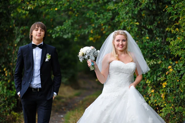 Lyckliga bruden och brudgummen på ett bröllop i sommar utomhus — Stockfoto