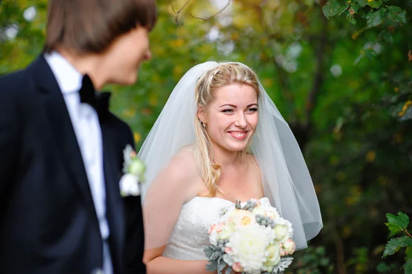 Usmívající se nevěsta ženicha na svatbu v létě venku — Stock fotografie