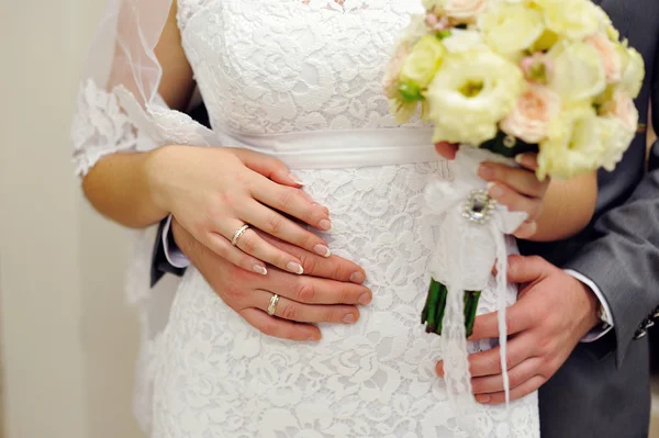 Händer bruden och brudgummen med vigselringar — Stockfoto