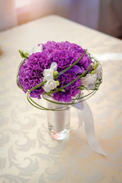 Bridal bouquet on the table of violet flowers — Stock Photo, Image