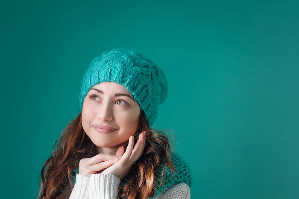 Jovem mulher em tricô cachecol e chapéu sonhos — Fotografia de Stock