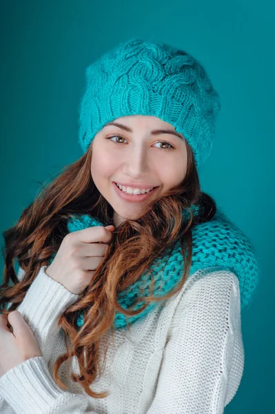 Feliz jovem mulher em tricô cachecol e chapéu azul — Fotografia de Stock