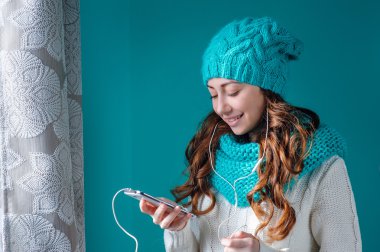 headph üzerinde müzik dinlemek güzel bir genç kadının portresi