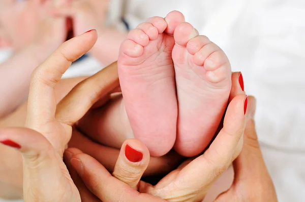Τα πόδια του μωρού στα χέρια της μητέρας — Φωτογραφία Αρχείου