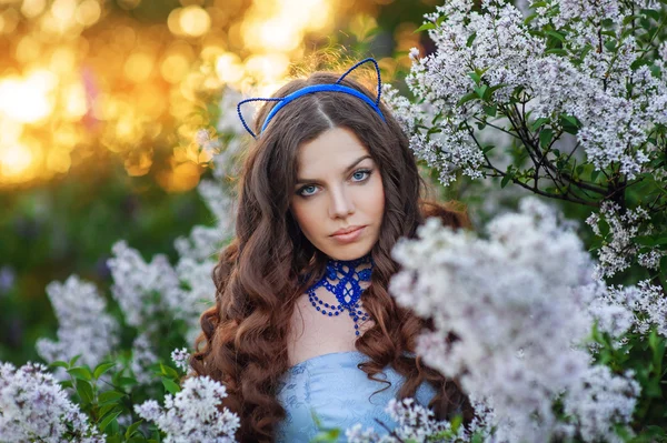 Beautiful young woman in the spring looking directly at the came — Stock Photo, Image