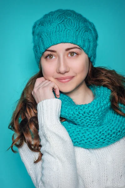 Retrato de una hermosa joven en un sombrero de punto —  Fotos de Stock