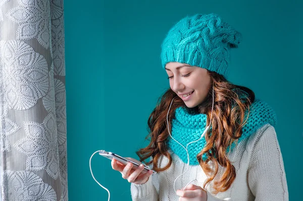 Portrait d'une belle jeune femme écoutant de la musique sur la tête — Photo