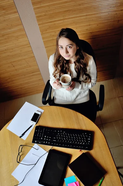 Fiatal nő dolgozik az irodában — Stock Fotó