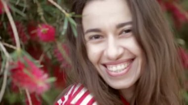 Güzel kız otelde yürüyüş