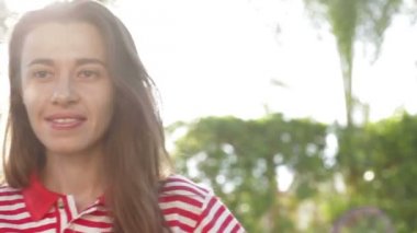 Güzel kız otelde yürüyüş