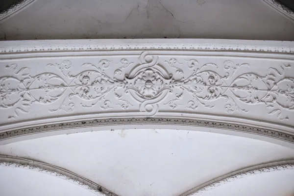 Old molding on the ceiling white — Stock Image Old molding on the ceiling white Stock Photo