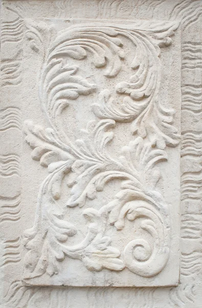 White plaster on the wall, a bas-relief — Stock Photo, Image