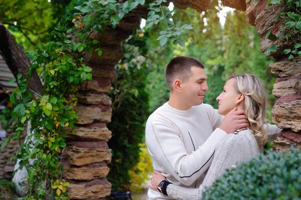 Junges Paar Mann und Frau spazieren im Park — Stockfoto