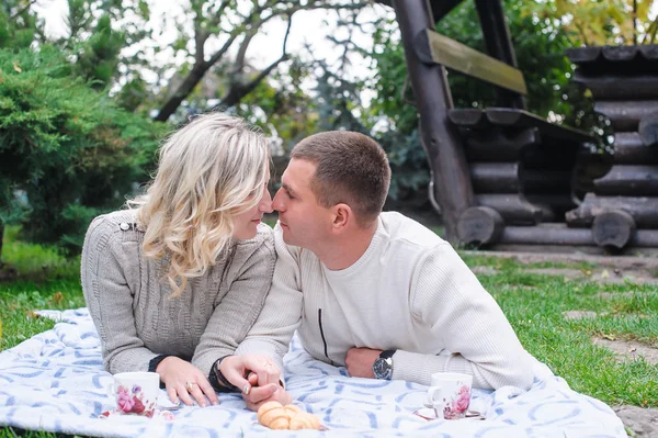 Young couple man and woman kissing in the park — Stock Photo, Image