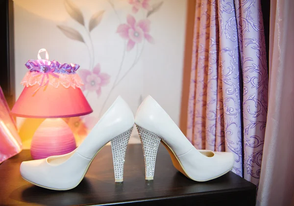 テーブルの上の花嫁の白い靴 — ストック写真
