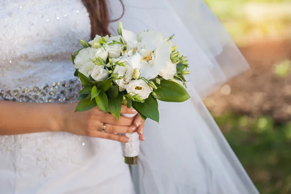 Bouquet da sposa bianco nelle mani del matrimonio — Foto Stock