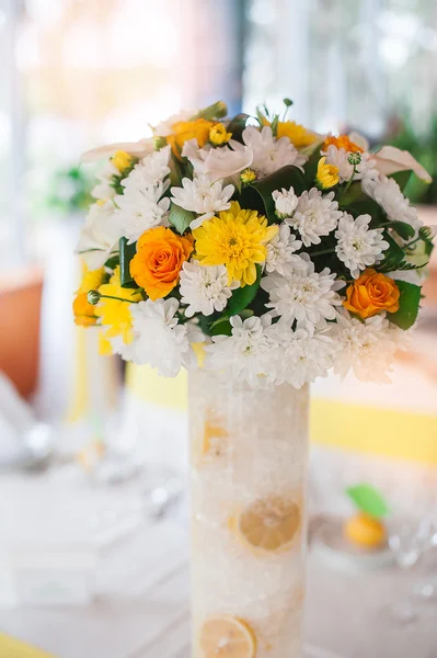 Расположение цветов для свадебного стола желтый — стоковое фото