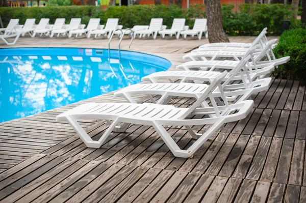 Liegestühle am Pool im Freizeitzentrum — Stockfoto
