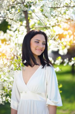 bir bahar Parkı gülüyor içinde güzel genç esmer kadın