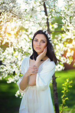 Çiçek açan bahçede güzel bir kadın