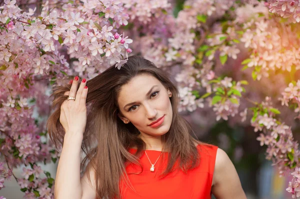 Beautiful young woman in a spring park — Stock Photo, Image