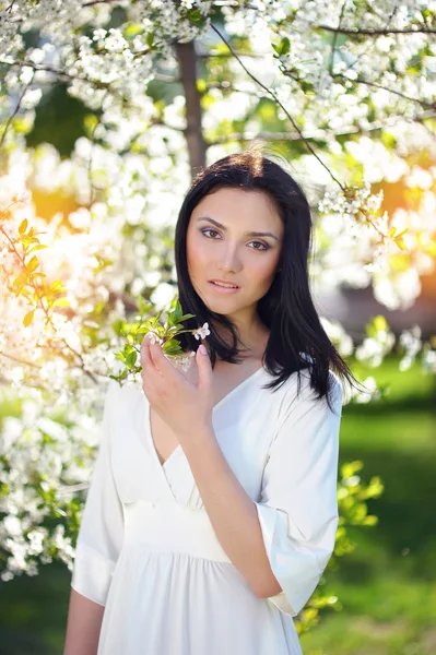 Außenporträt einer schönen brünetten Frau im blauen Kleid — Stockfoto